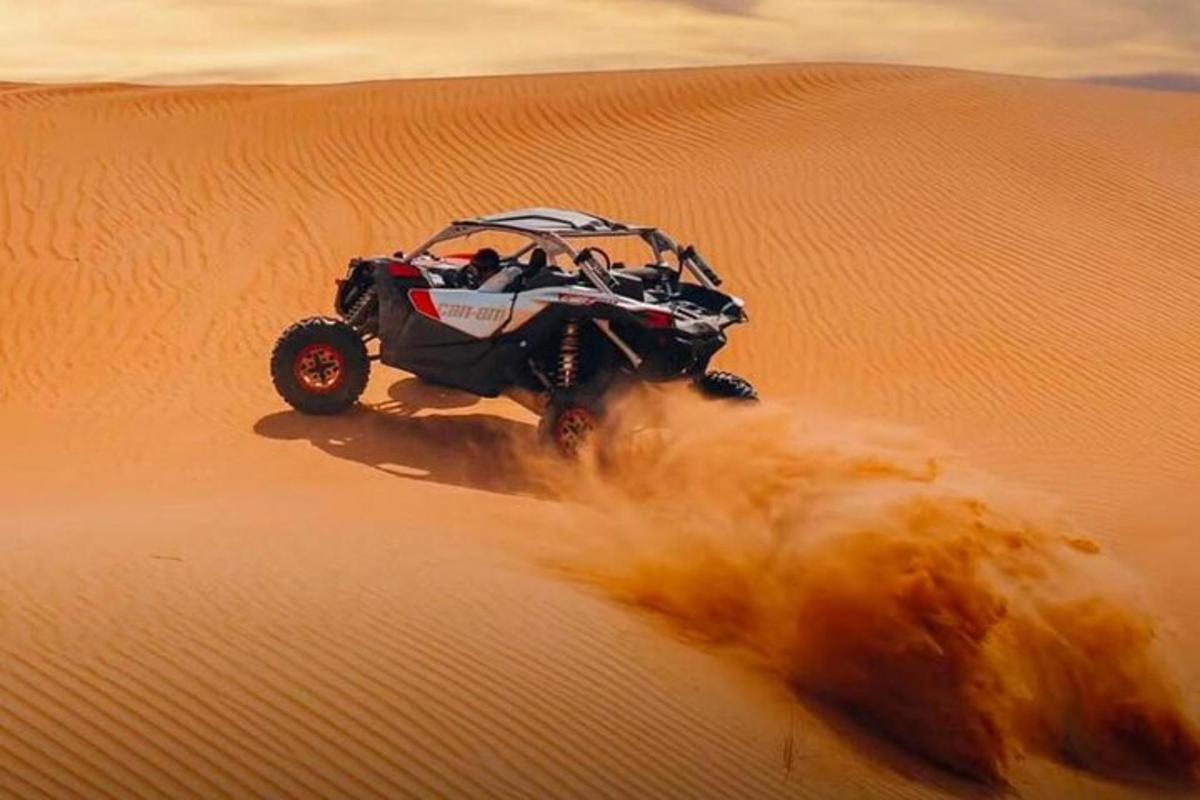 osoba jedoucí na terénním kole v poušti
