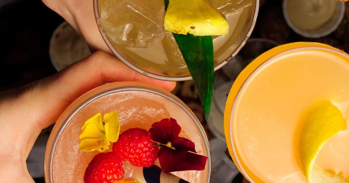 拿着草莓和鲜花饮料的人