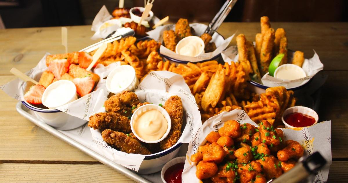 一盘配炸薯条和酱料的食物