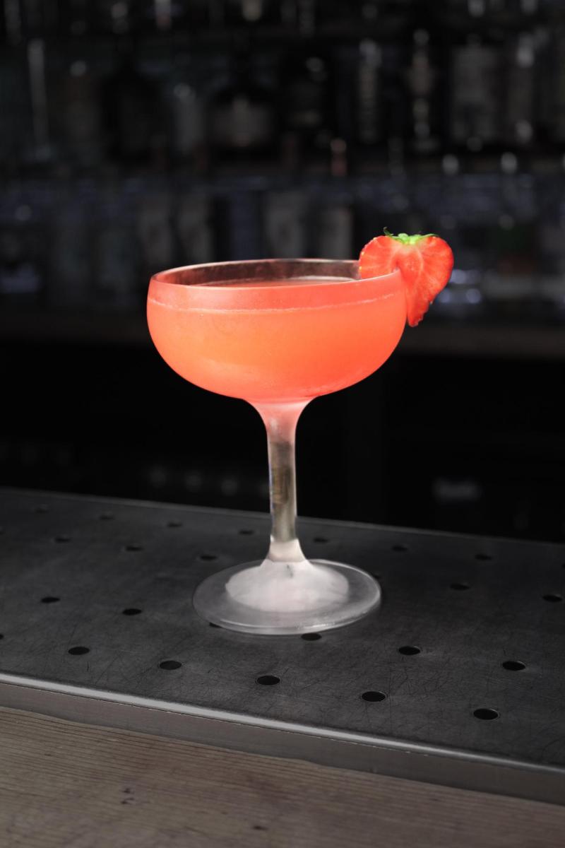 一杯马提尼酒，配上一片西红柿