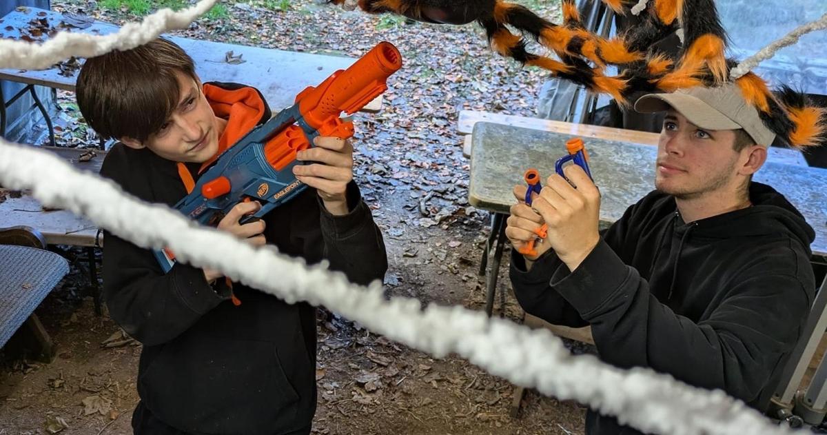 dva muži držící motorové pily