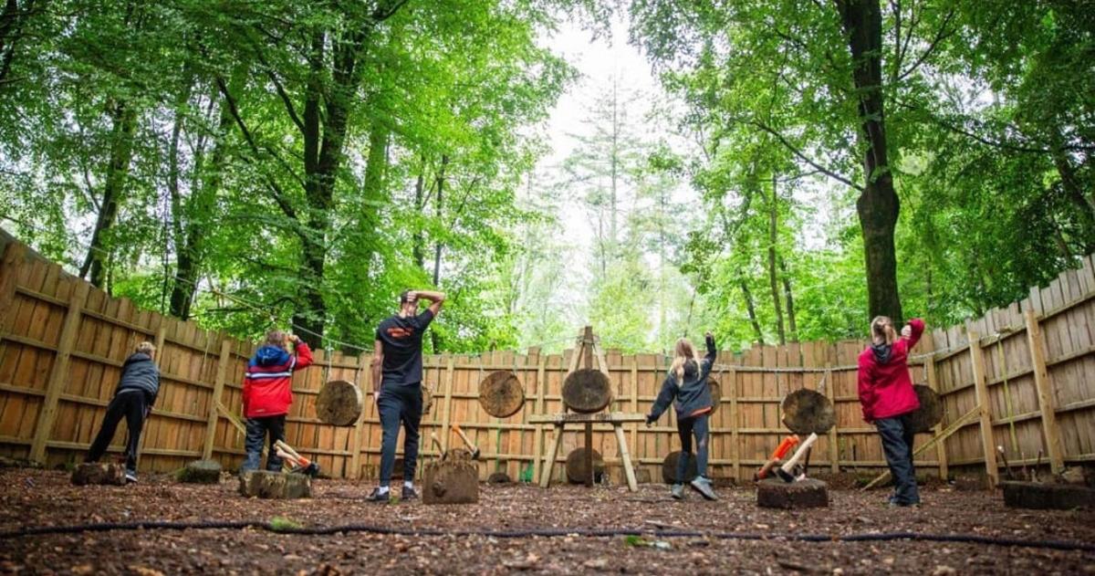 skupina lidí stojící před plotem