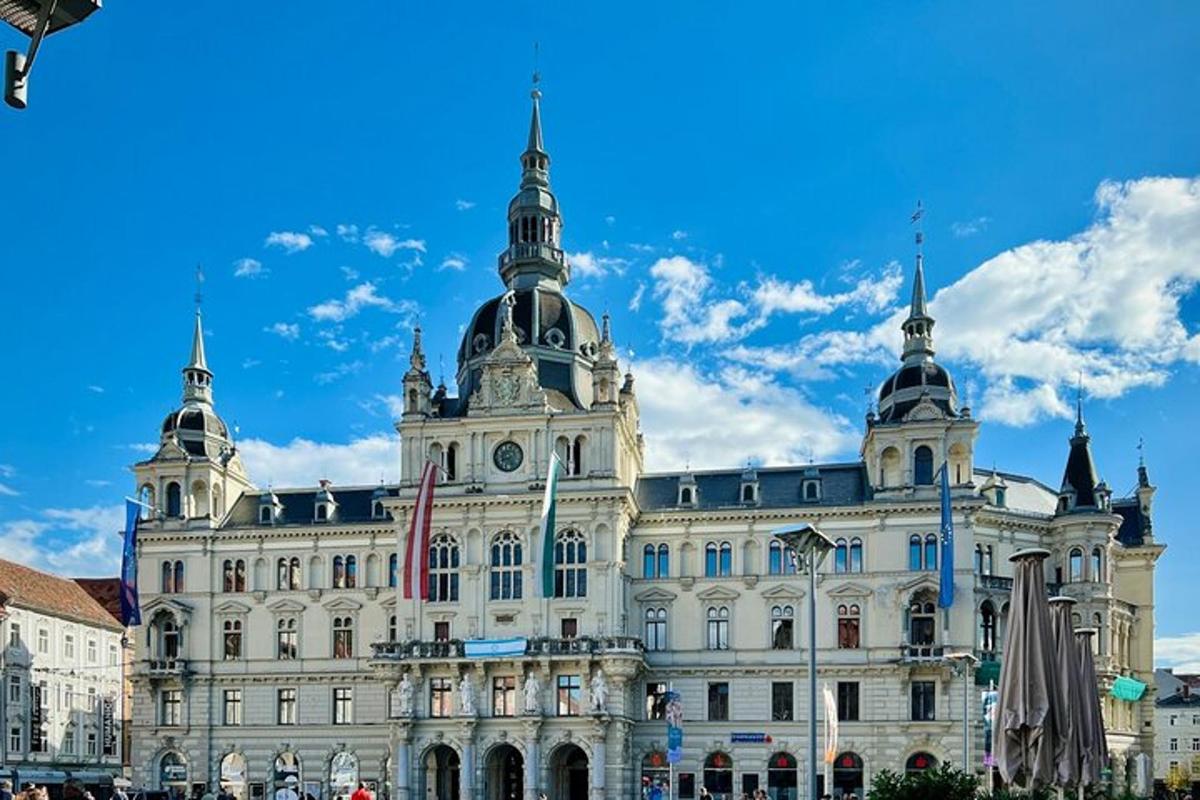 velká budova s modrou oblohou v pozadí