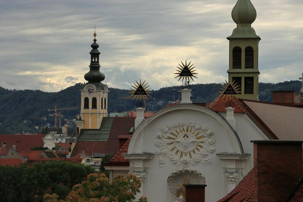 bílý kostel se dvěma věžemi a hodinami na něm