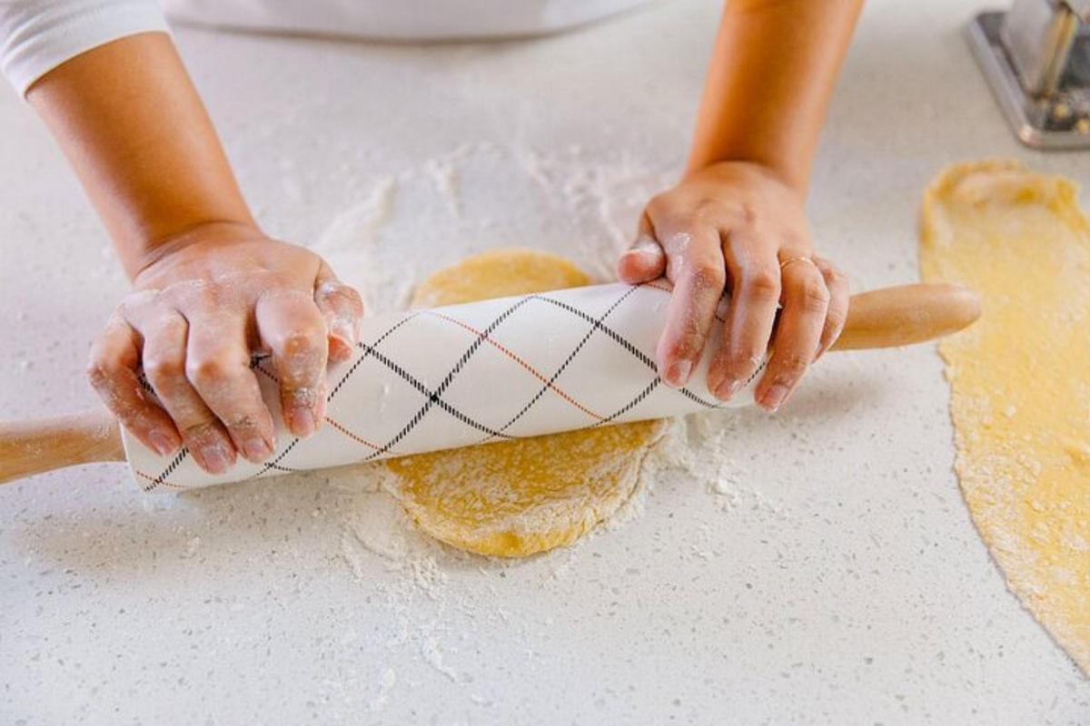 osoba držící váleček a kus chleba