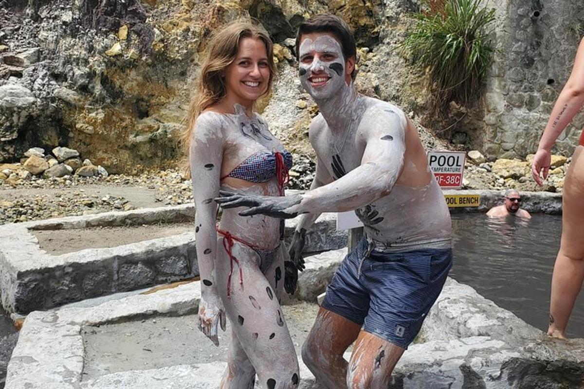 一名男子和一名女子站在泥地里