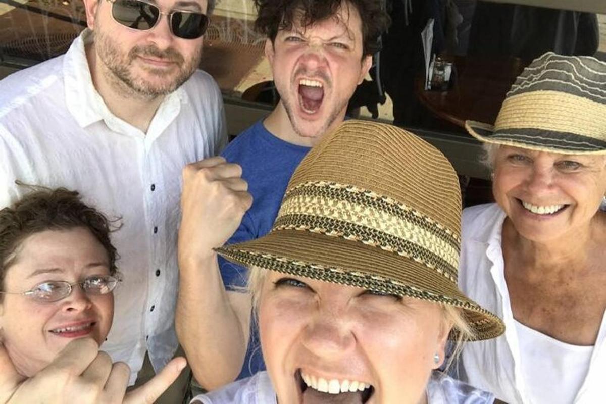 skupina lidí v kloboucích pózujících pro fotografii