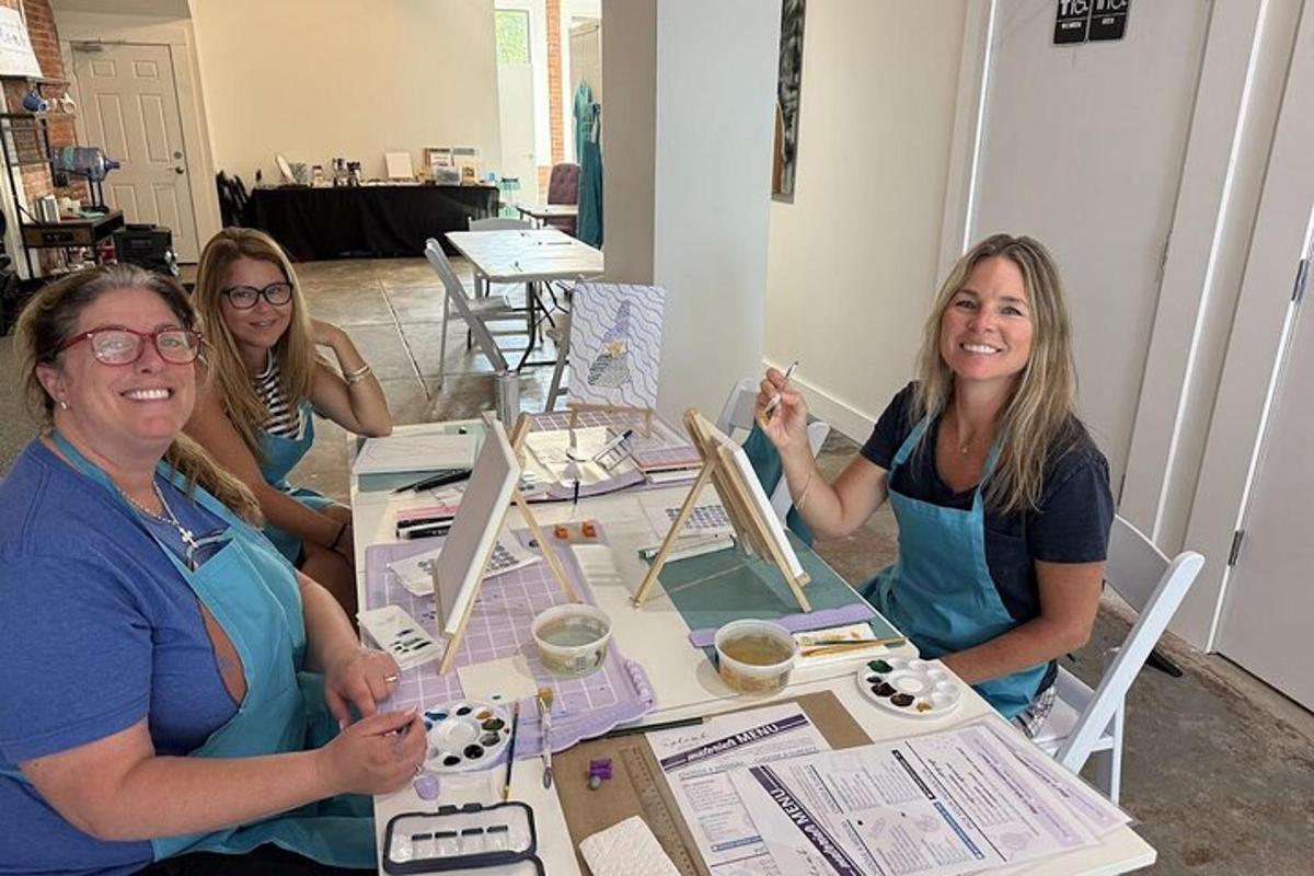 三位女士坐在桌旁