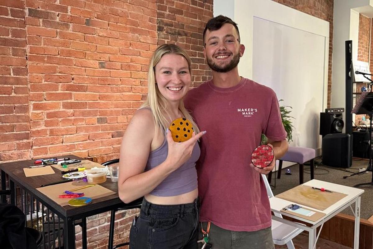 一名男子和一名女子拿着甜甜圈