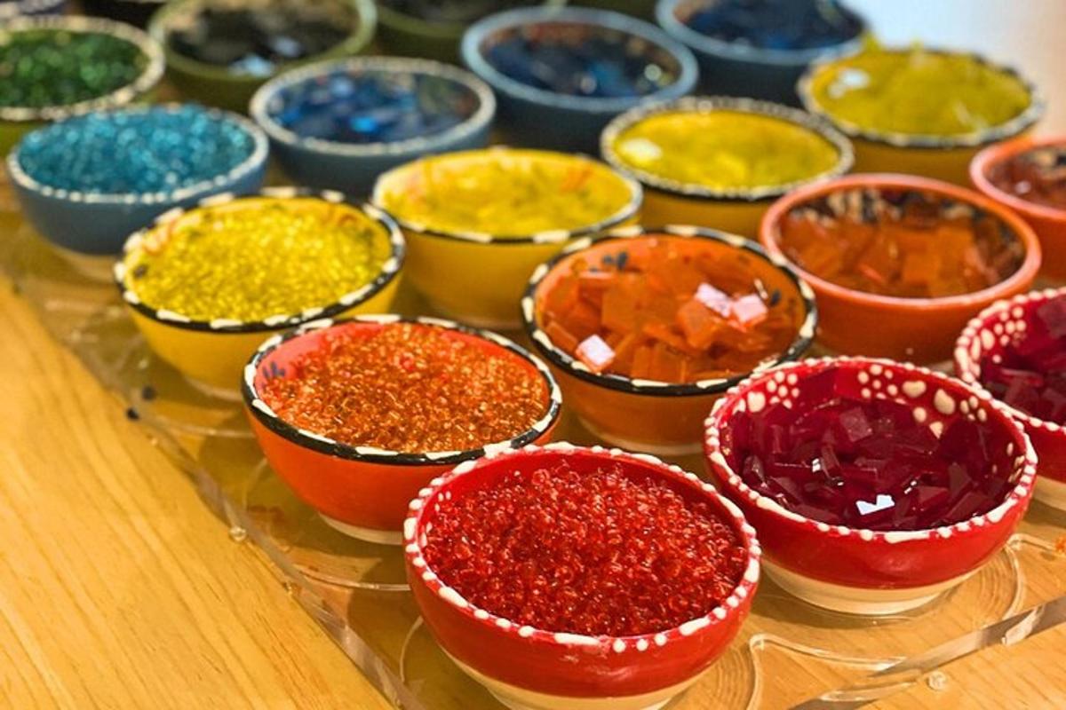 一组盛满不同颜色颜料的碗