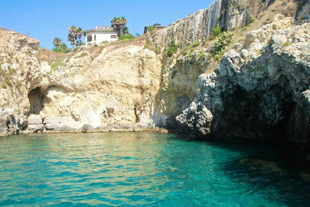 岩石峭壁侧面的洞穴