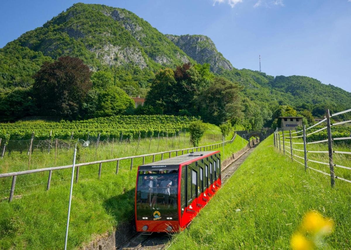 一列红色火车在山间轨道上行驶
