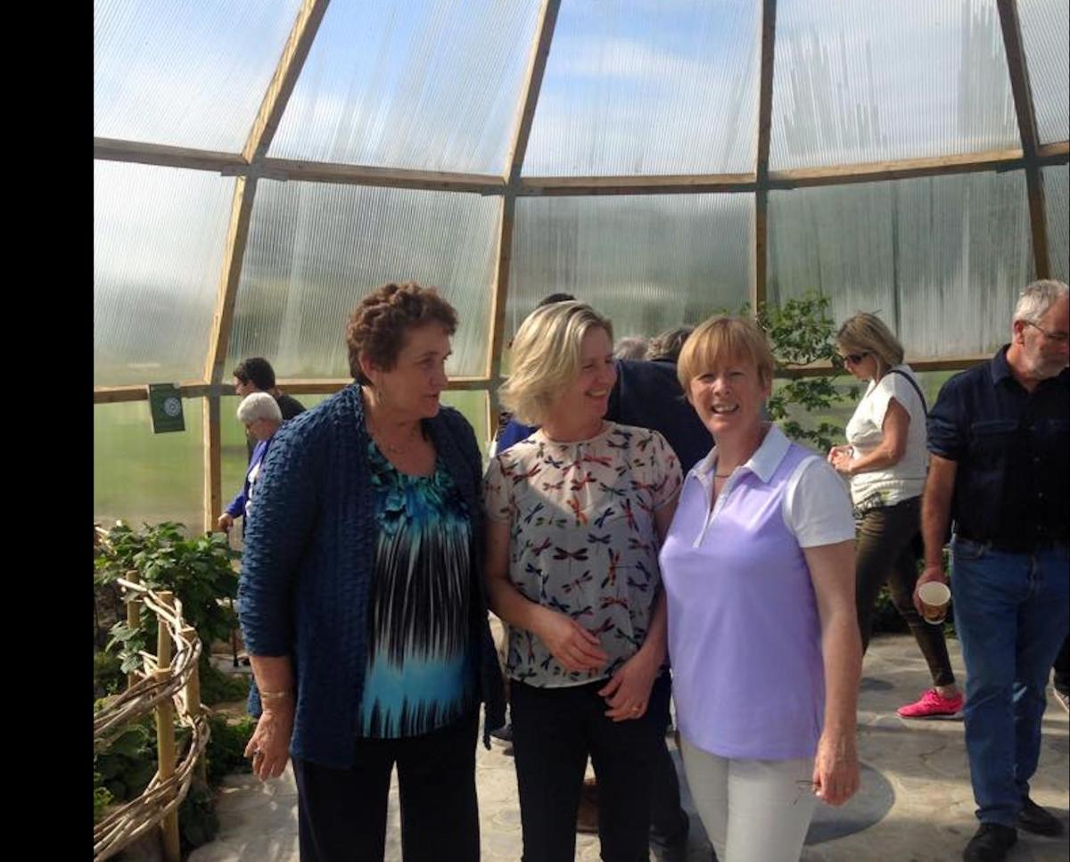 skupina lidí stojících ve skleníku