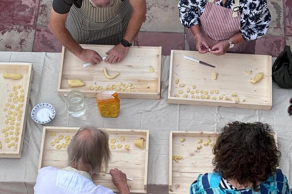一群人围着桌子站着，桌子上摆着香蕉