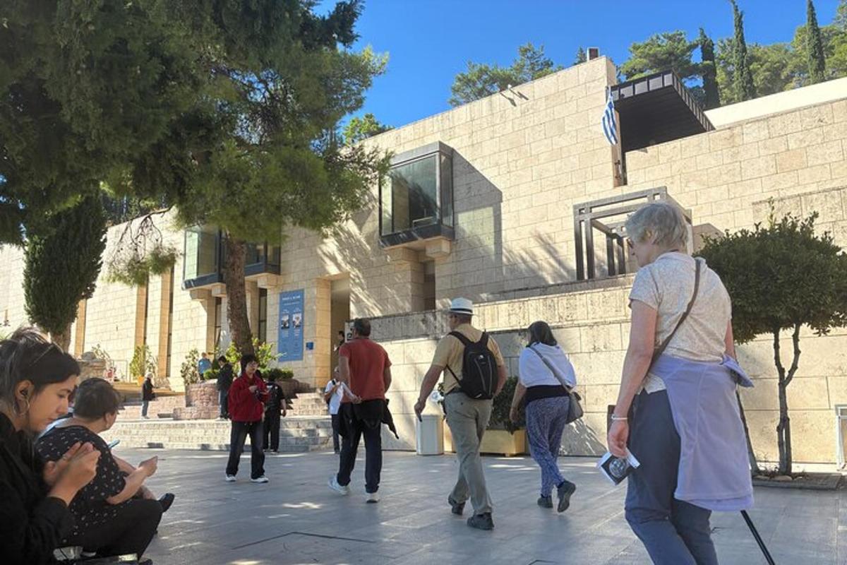 一群人在建筑物前行走