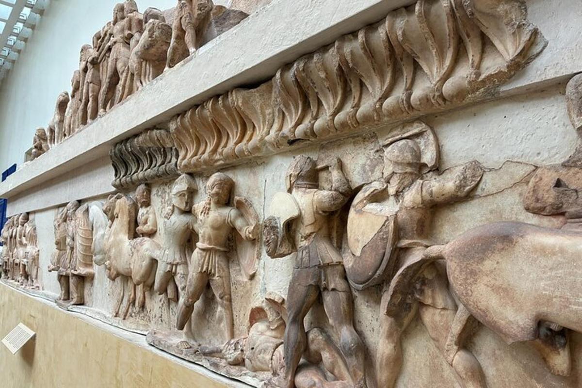 墙上的人物石雕