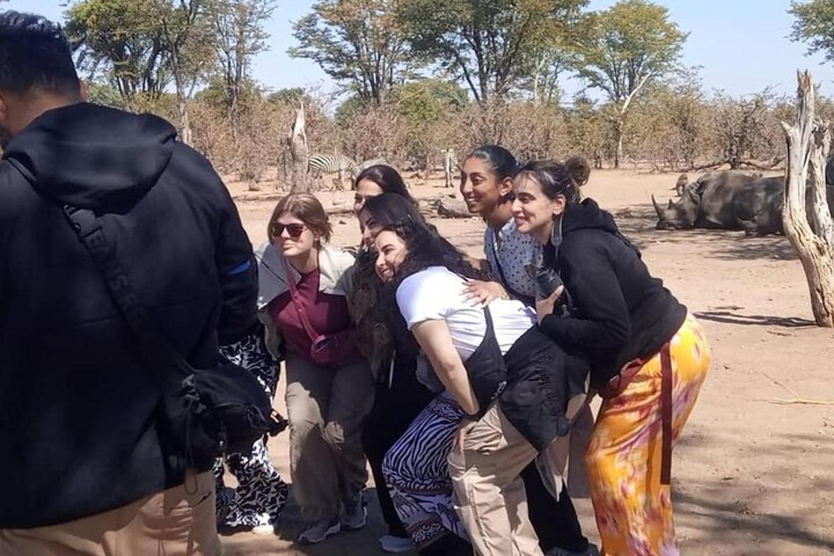 skupina lidí pózujících pro fotografii