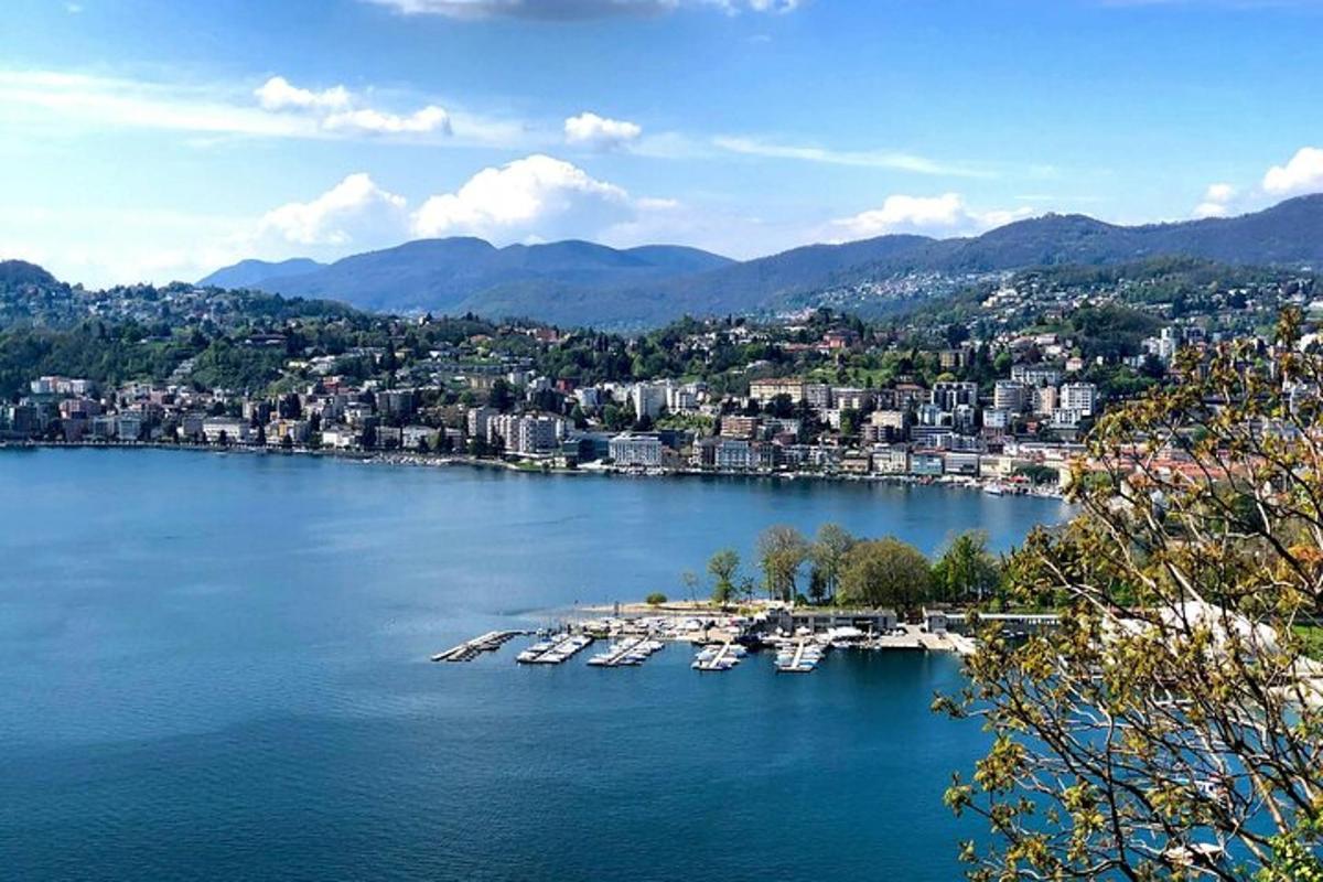 港口景色，水里停着小船