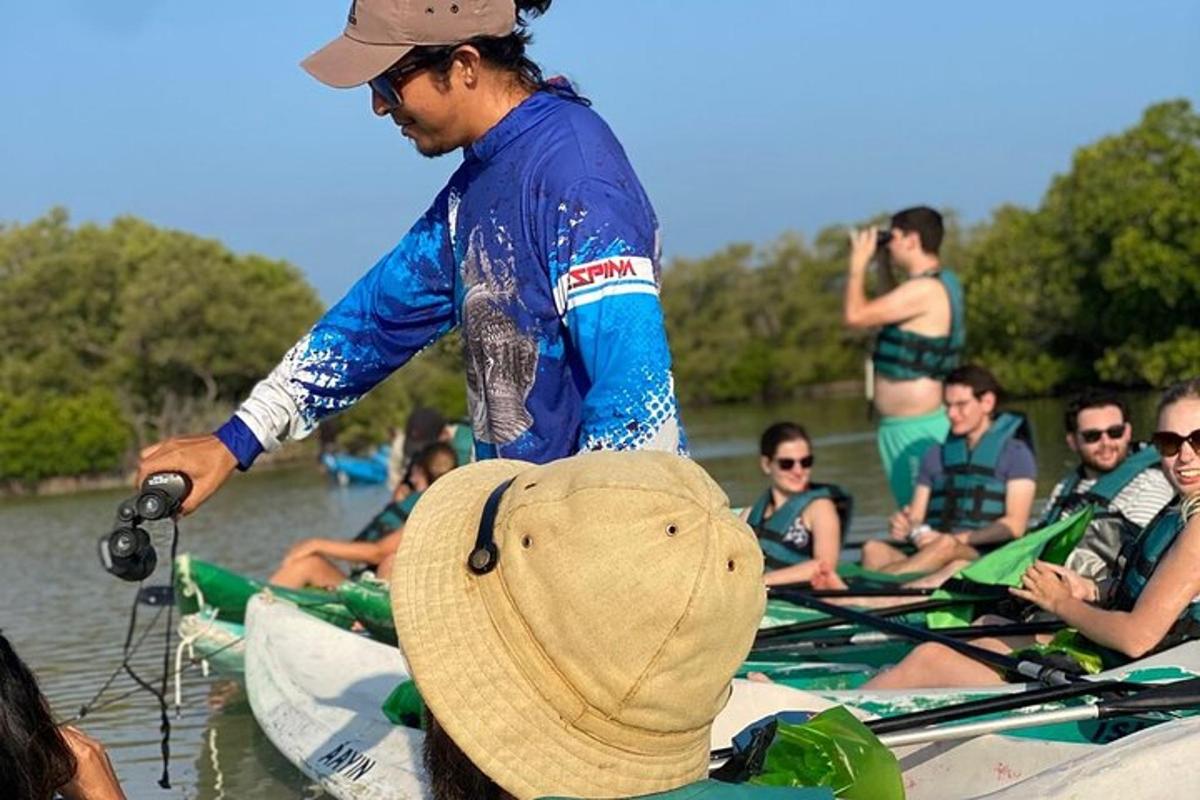一名男子站在水中的皮划艇上