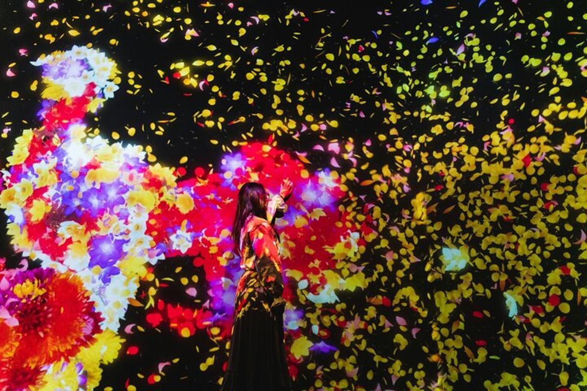 Una pintura de una mujer parada frente a flores.