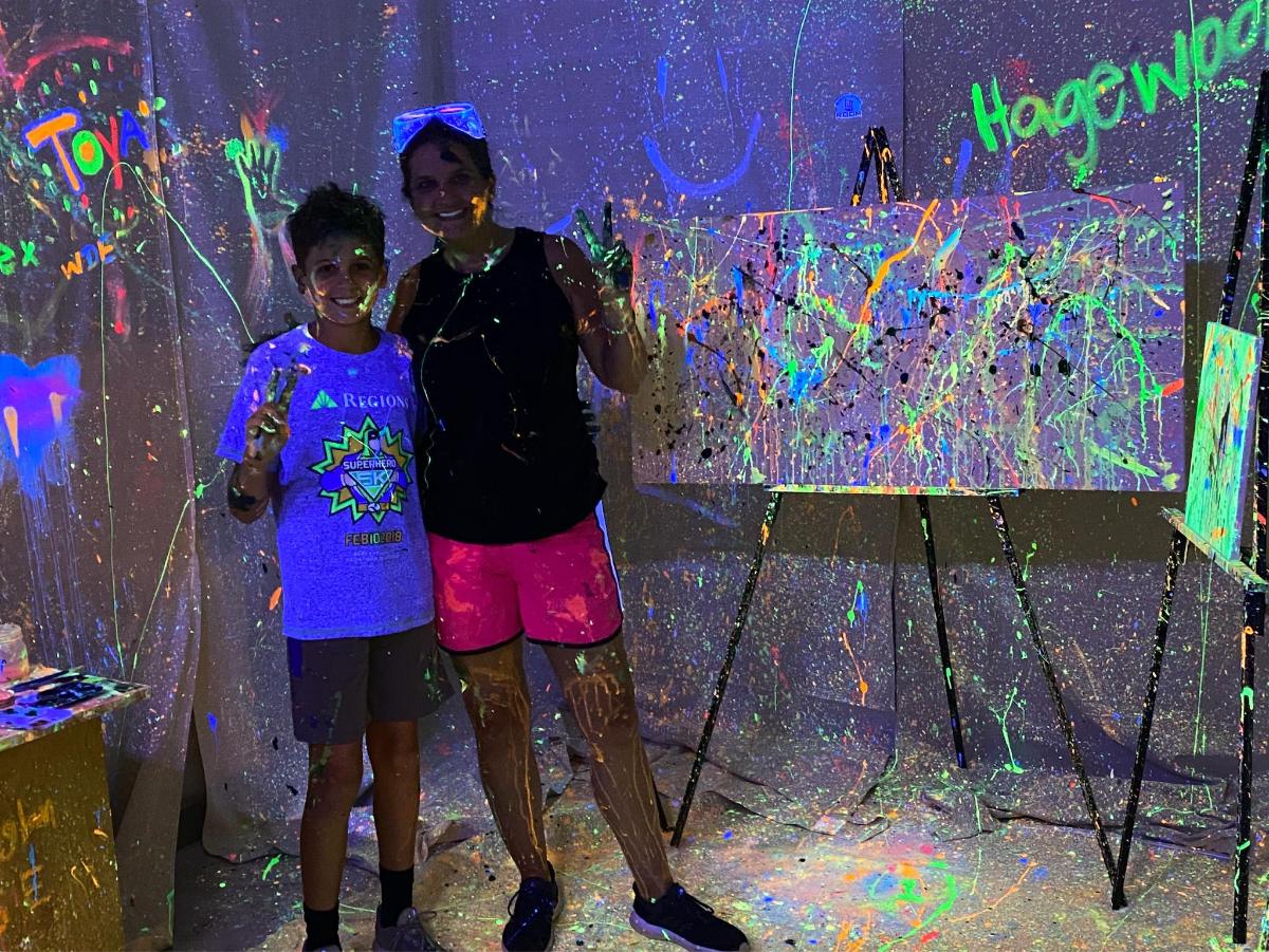 ผู้หญิงและเด็กเล็กยืนอยู่หน้าจอ