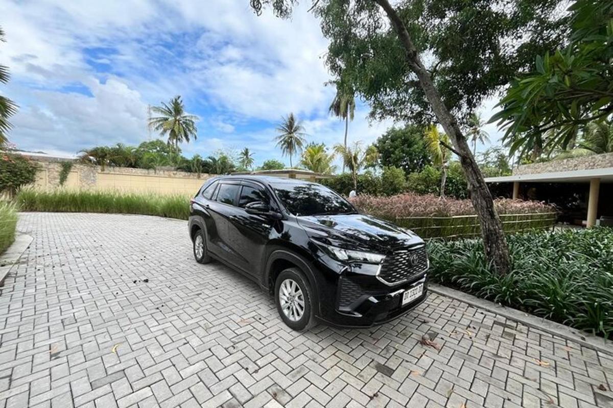 一辆黑色汽车停在砖砌车道上