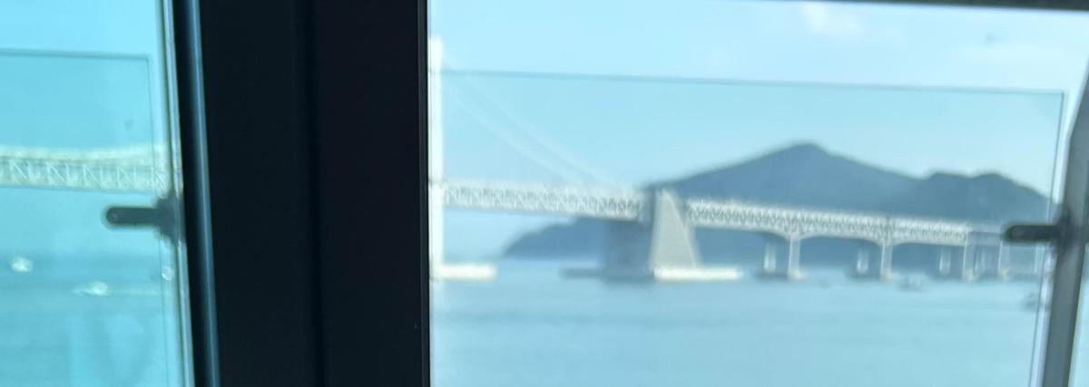 ein Fenster mit Blick auf eine Brücke im Wasser