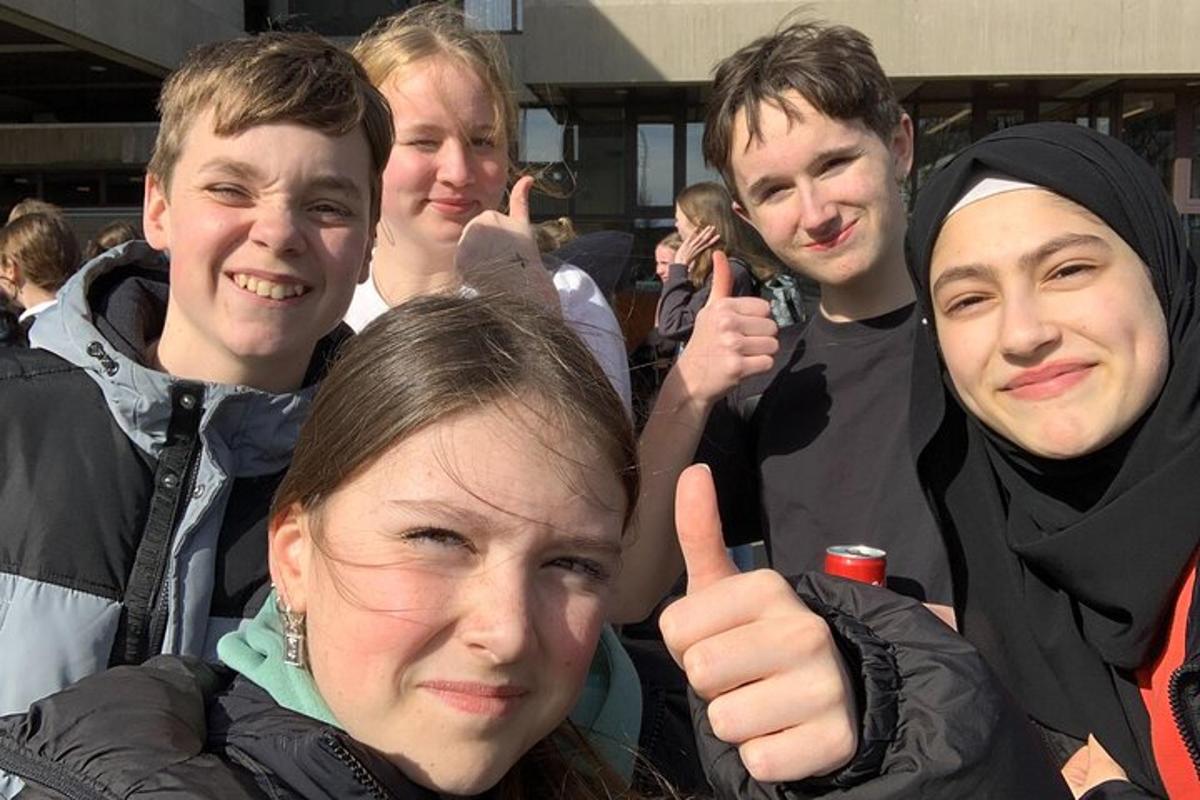 一群人竖起大拇指