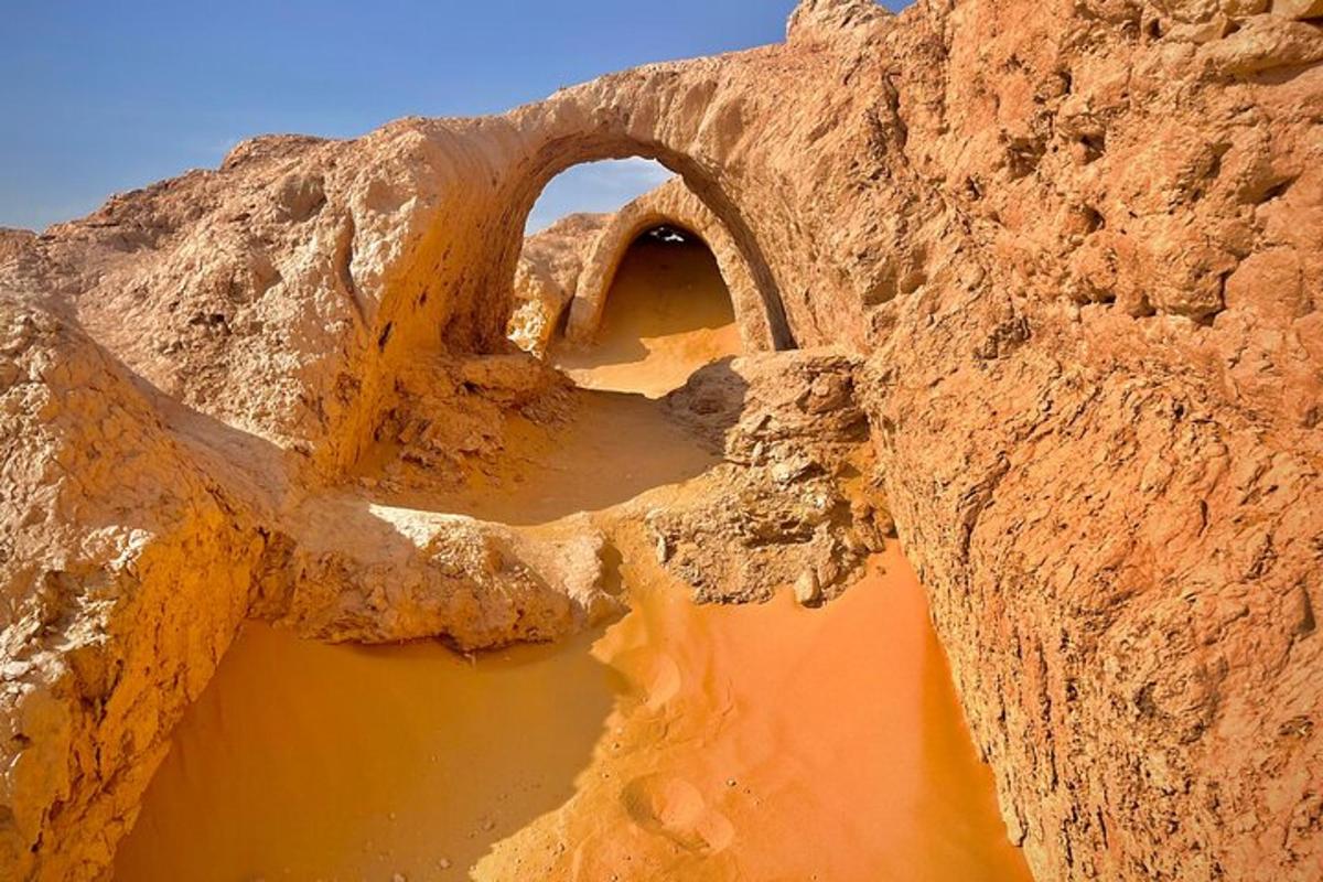 岩の側面にあるアーチ道