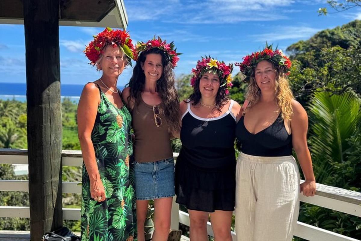 čtyři ženy s květinovými korunami pózující pro fotografii