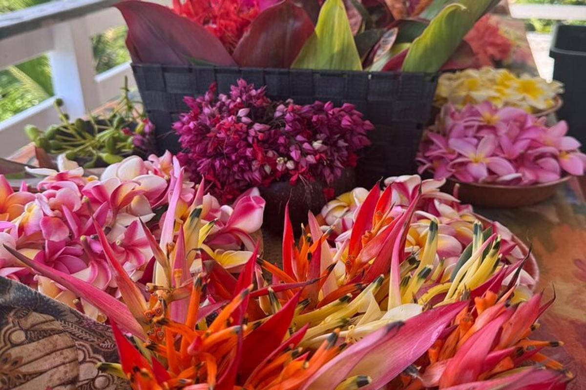 stůl prostřený spoustou různých druhů květin