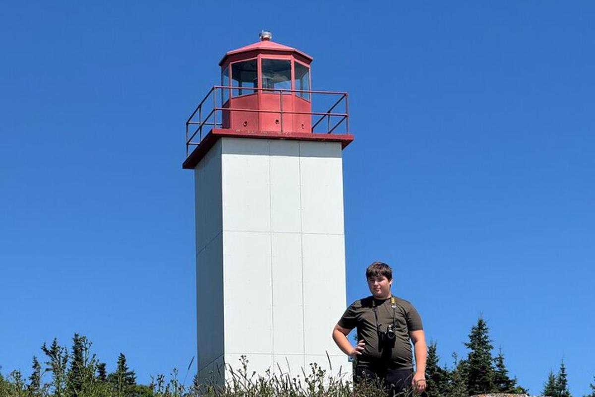 站在灯塔前的男人