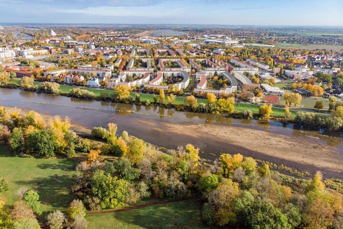 Letecký pohled na město s řekou