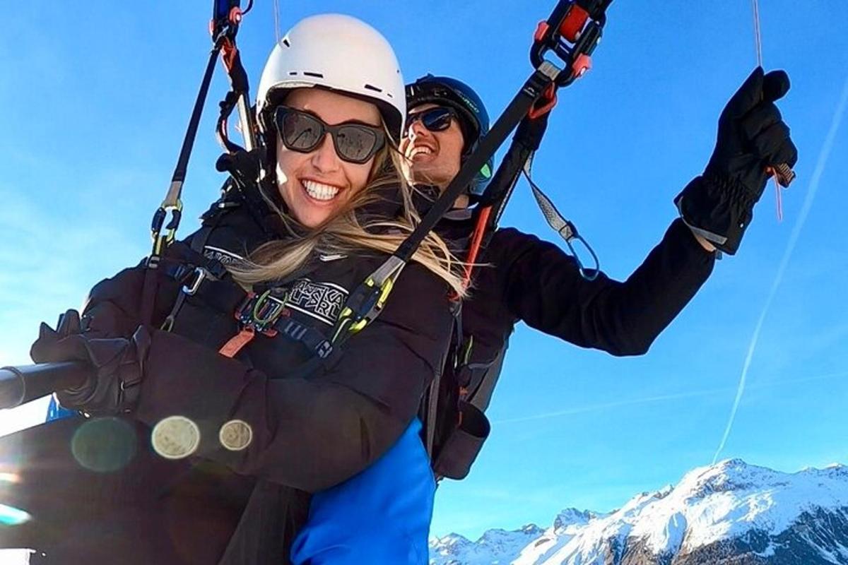 两个人在山上滑索