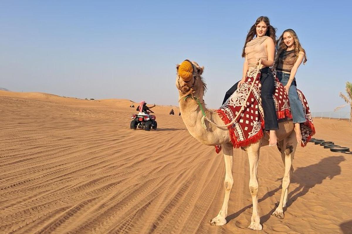 两名女子在沙漠中骑着骆驼