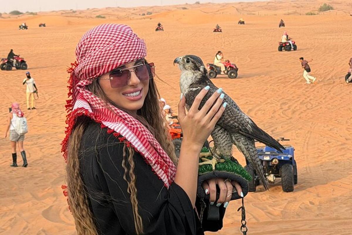 沙漠中抱着鸟的女人