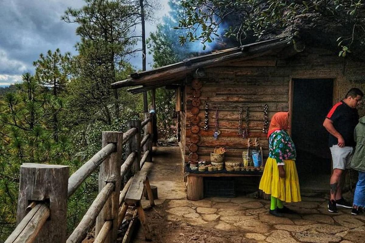 一位女士站在一栋小楼前