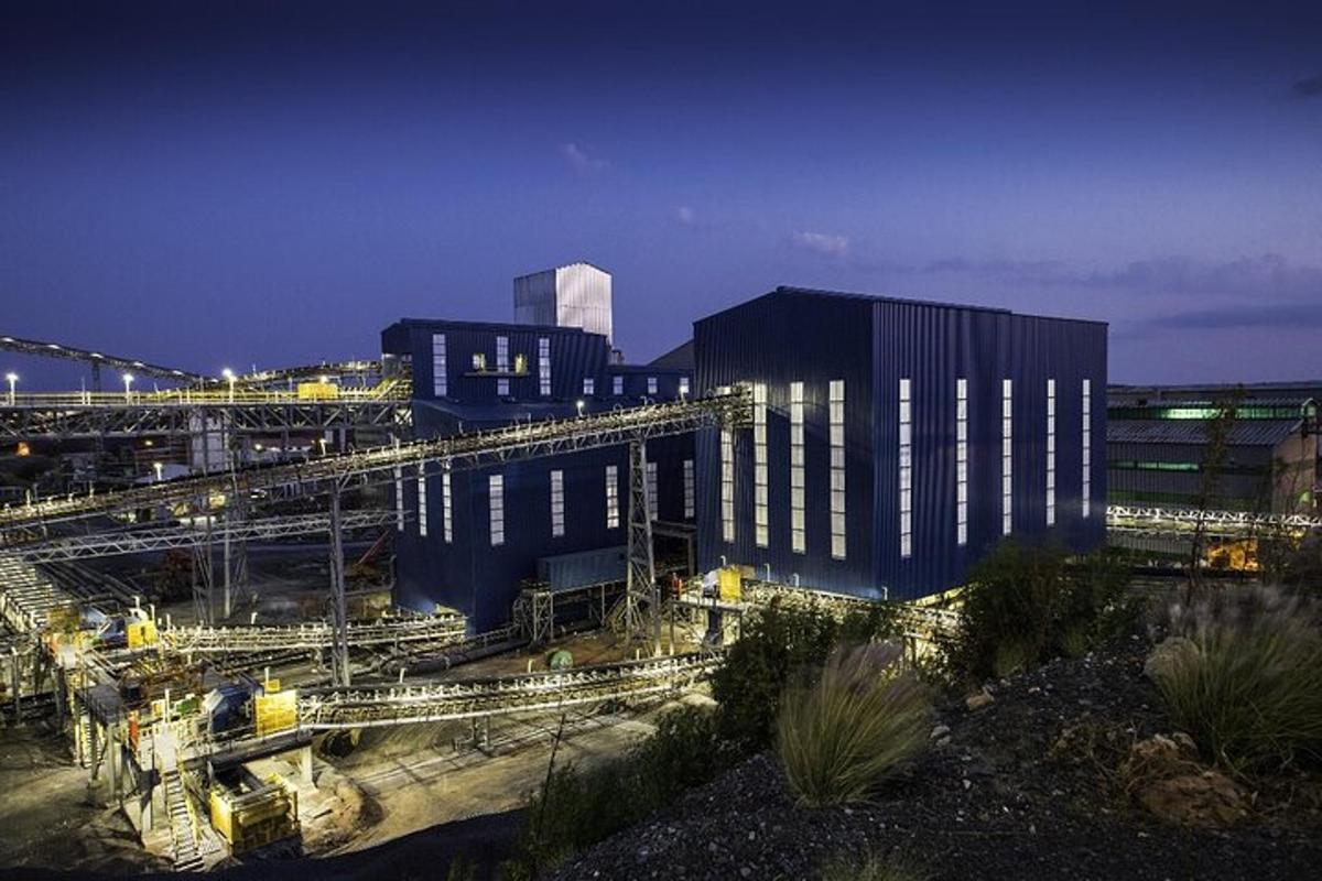 城市里，夜色中一座建筑正在施工。