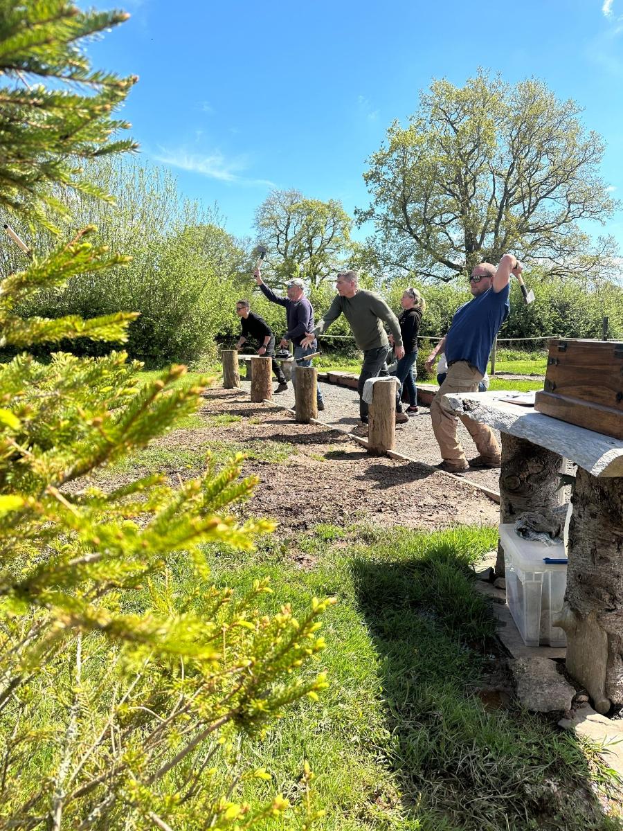 un grup d'homes drets al voltant d'un banc del parc
