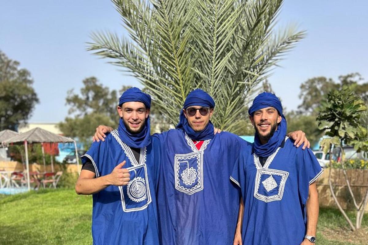 tři muži v modrých turbanech pózují pro fotografii