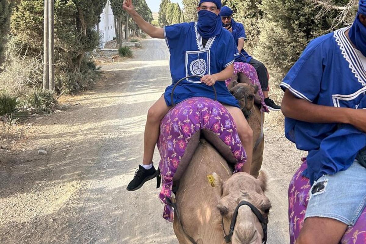 skupina lidí jedoucích na hřbetě slona