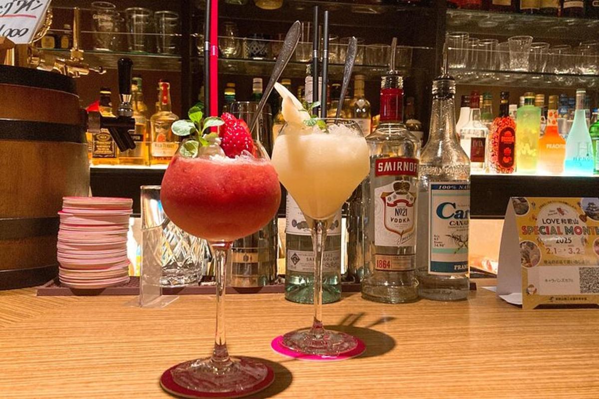 酒吧里两杯杯酒