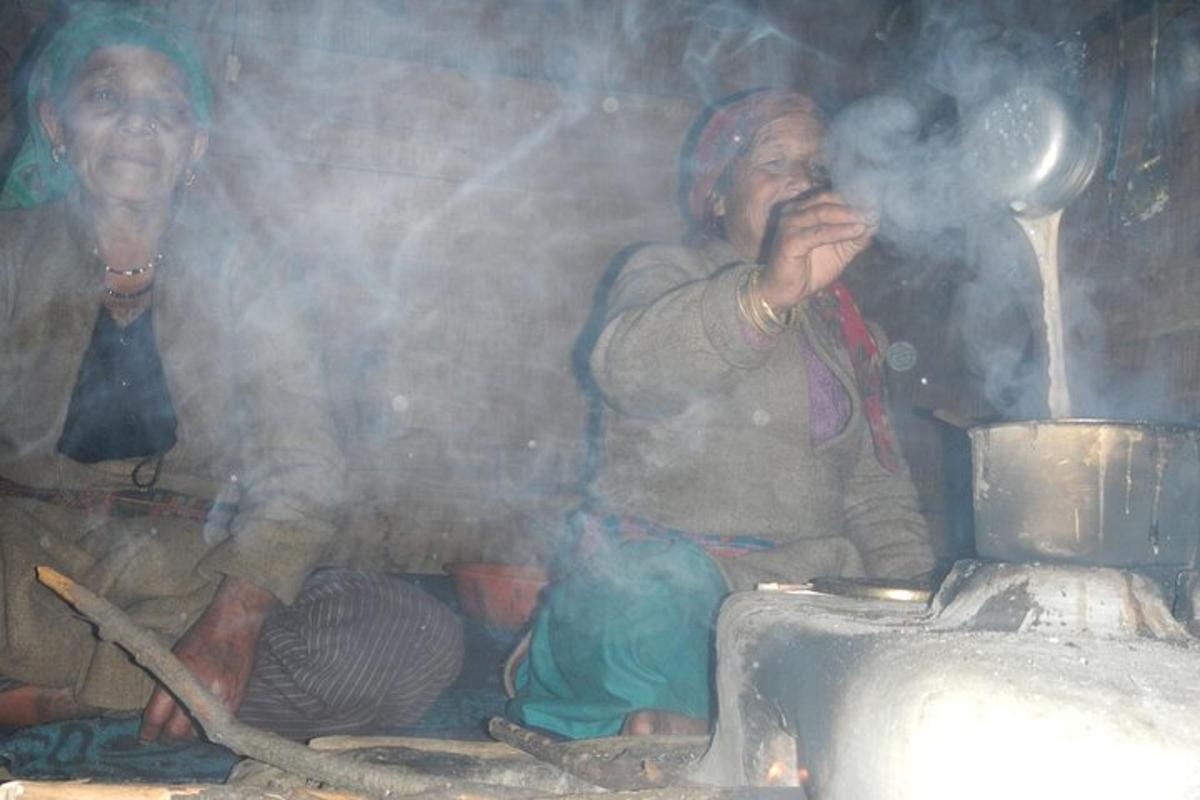 两个女人坐在冒烟的炉子里。