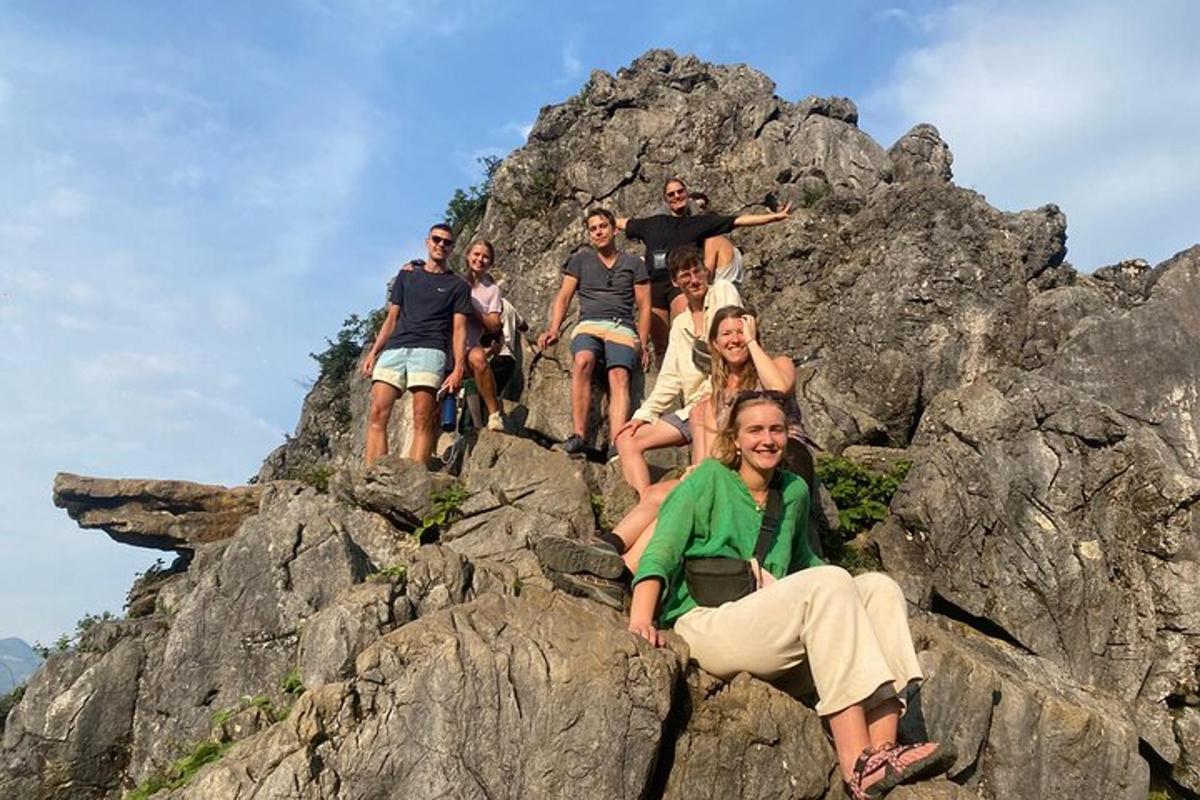 一群人坐在山顶上