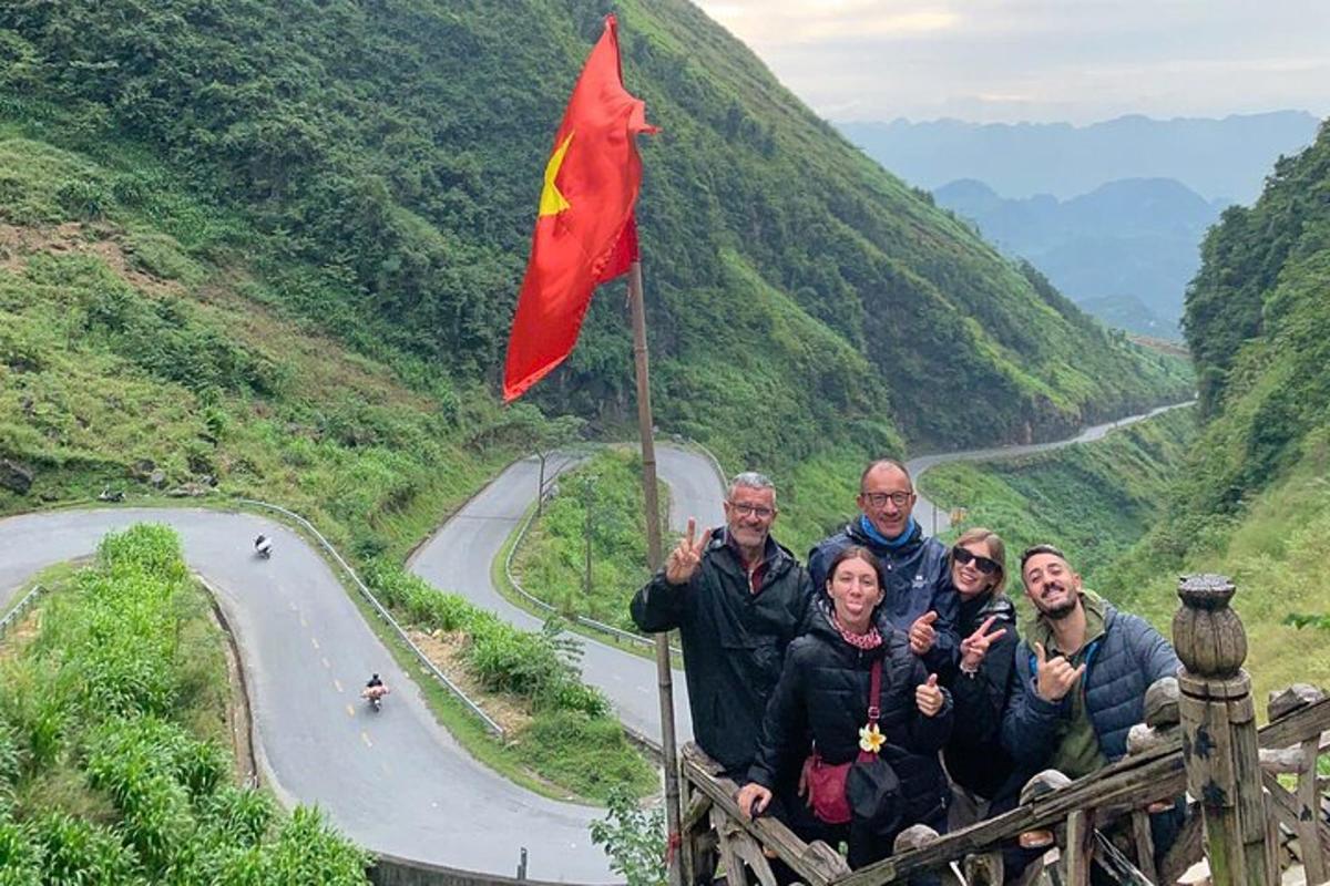 一群人站在桥上，举着一面红旗