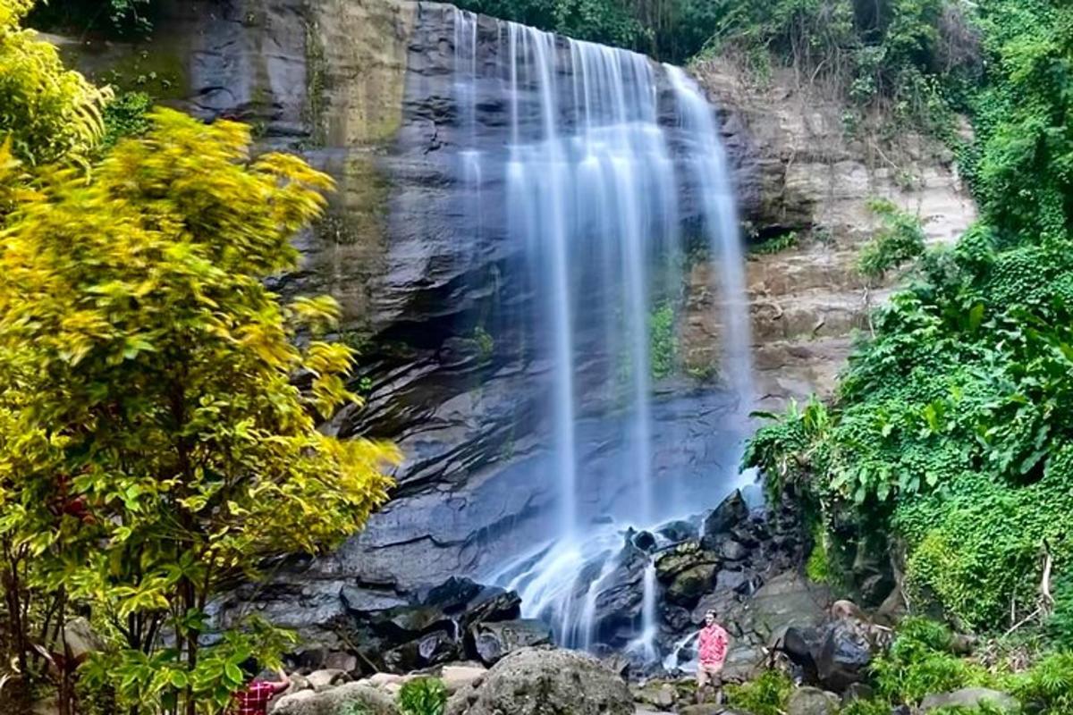 vodopád s lidmi stojícími před ním