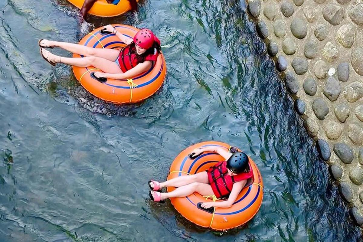 skupina lidí sjíždějících řeku na raftech