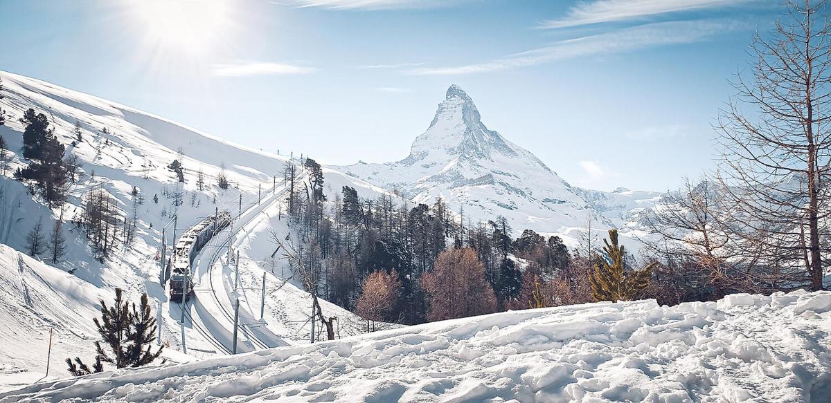 滑雪场前的雪覆盖的山