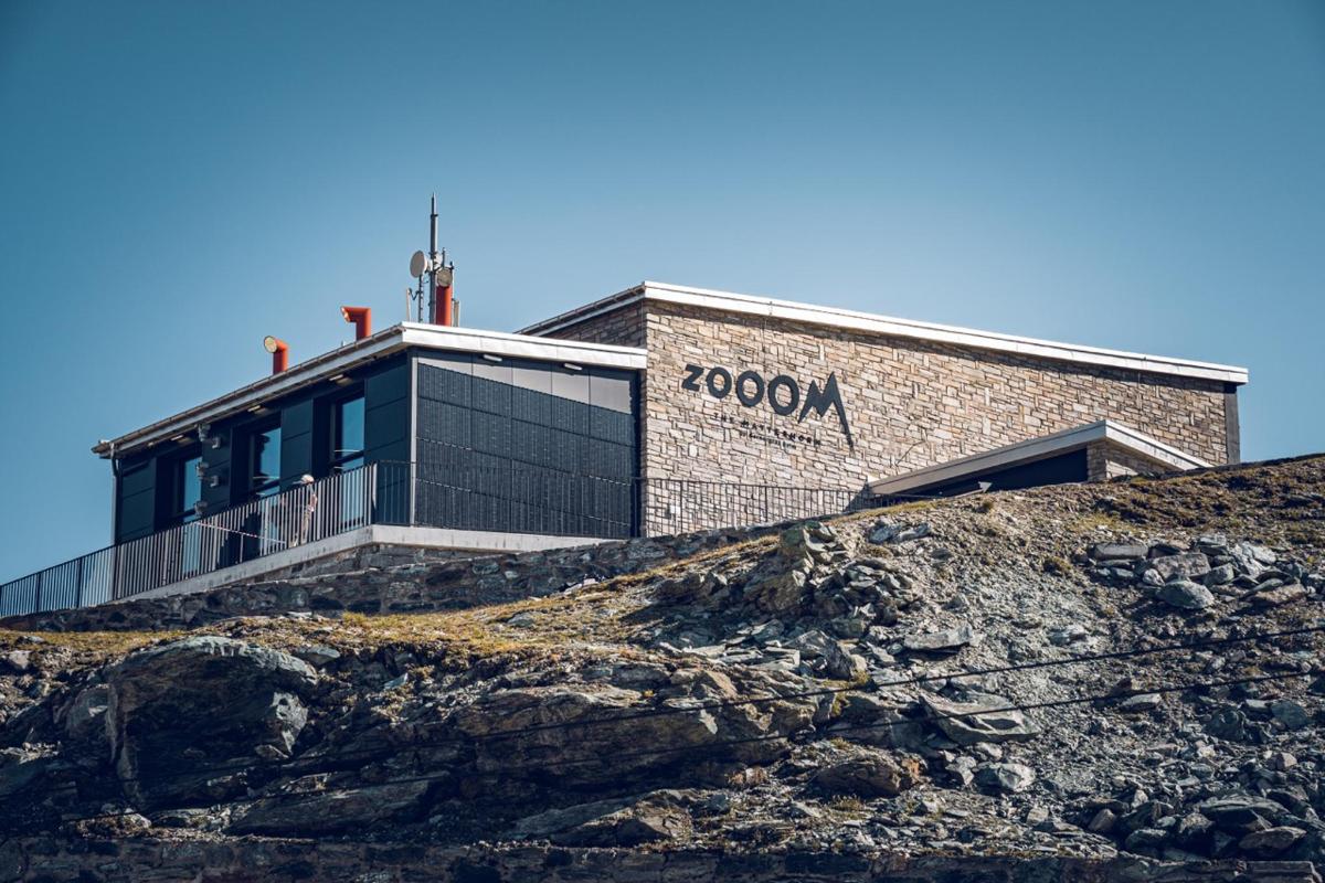 悬崖顶上的建筑物