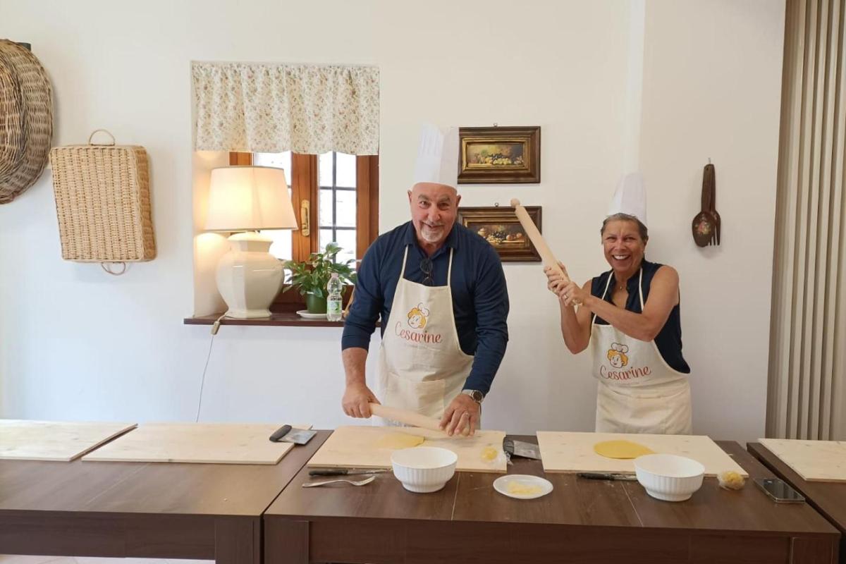 一名男子和一名女子在厨房准备食物